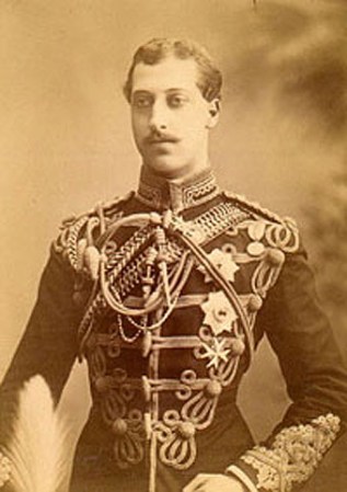 ALBERTO VICTOR, DUQUE DE CLARENCE Y AVONDALE: Hijo del rey Eduardo VII y nieto de la reina Victoria. Murió en una clínica privada por enfermedad poco después de los asesinatos de las prostitutas de Whitechapel. Según parece, el príncipe era un apasionado de la caza con todo su ritual y crueldad; además, era asiduo visitante de prostíbulos.