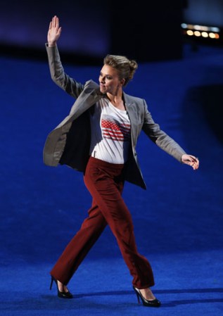 Scarlett Johansson se despide tras manifestar su apoyo a la reelección de Obama.