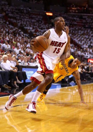 MIAMI, FL - MAY 22: El Heat de Miami derrota espectacularmente a los Peacers de Indiana en tiempo extra 103-102 con soberbia canasta de Lebron James.