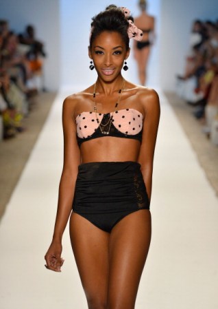 Una modelo presenta una creación de traje de baño de la diseñadora de moda Nicolita durante la Semana de la Moda Mercedes-Benz Swim 2014 en el hotel Raleigh, Miami Beach.