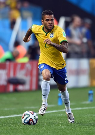 11. Dani Alves: Valorado en $60 millones. Juega con el Barcelona y representa a Brasil en el Mundial.