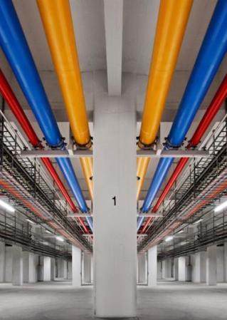 Para ahorrar costes y enfriar eficazmente las naves llenas de ordenadores a pleno rendimiento, Google empezó a usar sistemas por los que corre agua de canalizaciones (Bélgica) o del mar (Finlandia), por citar dos ejemplos.
