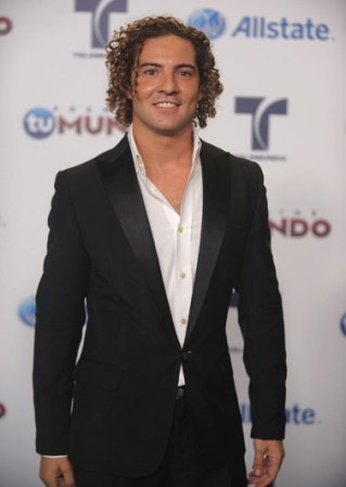 El cantante David Bisbal eligió un esmoquin en el corte ajustado que está en boga, y le sentó de maravilla.