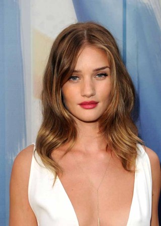 Rosie Huntington-Whiteley se luce en cada aparición pública que hace.