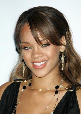 Rihanna abandona su lugar de nacimiento en la isla de Barbados para emigrar a los Estados Unidos a los 16 años de edad.