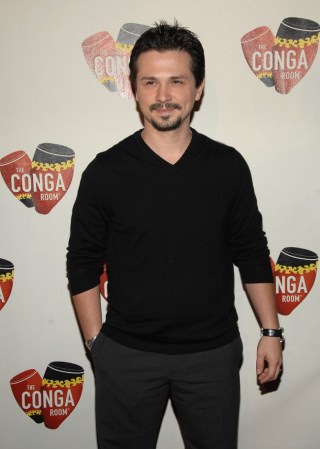 El actor Freddy Rodríguez, nacido en Chicago de padres puertorriqueños, se dio a conocer con su papel de Héctor Federico "Rico" Díaz el la serie "Six Feet Under" (HBO).
