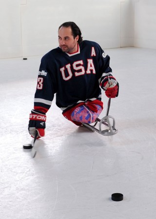 El jugador de hockey Josh Sweeney hace una demostración.