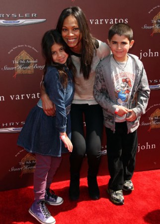 A Zoe le gusta servir en labores humanitarias como la del diseñador John Varvatos, "Stuart House Benefit", en beneficio de los niños.