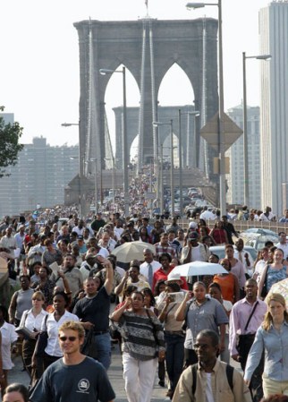La ciudad de Nueva York recordó el apagón masivo que dejó a la capital del mundo a oscuras en el 2003, causando pánico y un caos masivo.