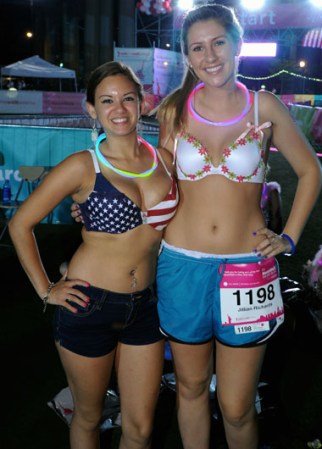 Miles de mujeres y hombres corrieron en sostén durante primer maratón nocturno de Nueva York “The MoonWalk” en apoyo a víctimas de cáncer.