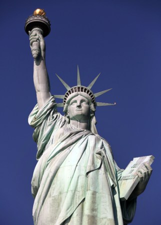 La Estatua de la Libertad es uno de los monumentos más famosos de Nueva York, de los Estados Unidos y de todo el mundo. Se encuentra en la isla de la Libertad al sur de la isla de Manhattan.