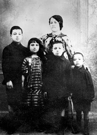 Helen Berman (Sra. Saul Berman) en Nueva York poco después de su llegada a bordo del "Rochambeau" el 10 de agosto de 1915. Los niños son Alberto, Celia, George y León. La señora Berman salió de Rusia para Suiza, luego a Francia y los Estados Unidos de América. 1915