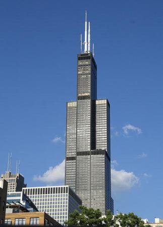 La Torre Willis tiene 1,450 pies (442 metros) de altura, 3.8 millones de pies cuadrados, dedicados a oficinas y comercios, 110 pisos y es un verdadero ícono dentro de la ciudad de Chicago.