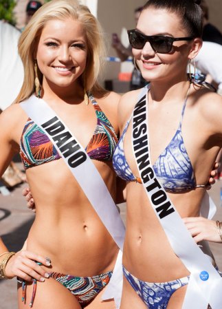 Entre desfile y desfile las candidatas a Miss USA toman el sol y practican juegos de agua.