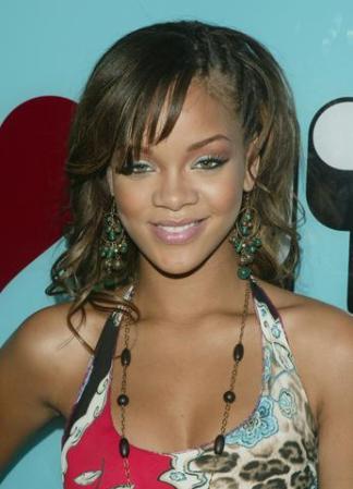 Rihanna (Robyn Rihanna Fenty) proviene de un ambiente familiar un tanto problemático por la turbulenta relación entre sus padres.