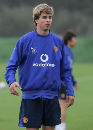 En el 2005 Gerard Pique con el uniforme del Manchester United y con una melena corta, en rubio cenizo. ¿Te gusta?