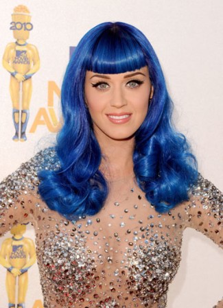 Para el tiempo en que lanzó su tema "California Gurls", la artista se presentaba con el pelo azul al estilo del videoclip del tema, lanzado en 2010, con un look de chica pin-up.