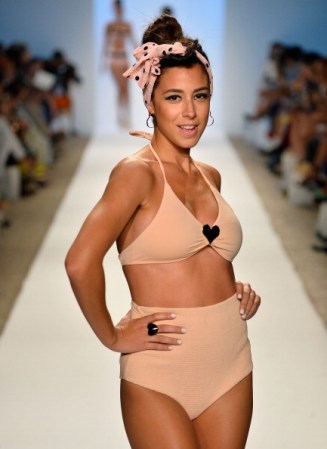 Una modelo presenta una creación de traje de baño de la diseñadora de moda Nicolita durante la Semana de la Moda Mercedes-Benz Swim 2014 en el hotel Raleigh, Miami Beach.