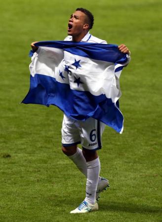 Arnold Peralta celebra el triunfo.