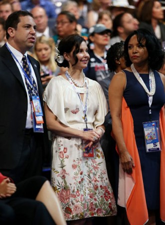 La actriz Ashley Judd (centro) entre los asistentes.