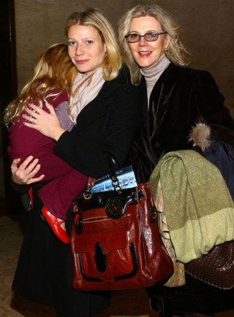 La veterana actriz Blythe Danner (derecha) comparte con su hija, la también actriz Gwyneth Paltrow y la hija de ésta, Apple. Paltrow es también mamá de Moses, ambos fruto de su relación con el cantante Chris Martin, de la banda Coldplay.