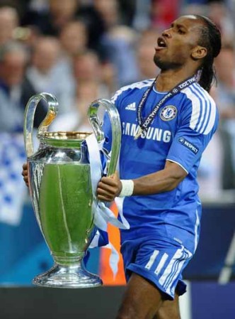 19 DE MAYO: Con dos goles decisivos de Didier Drogba, el Chelsea se llevó el trofeo de la Champions League en inesperada final contra Bayern Münich.