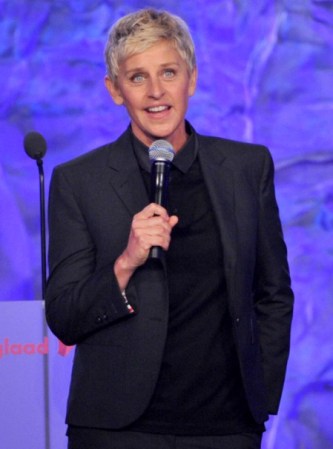 Ellen Degeneres reconoció su homosexualidad en la tapa de la revista Time. Esta divertidísima cómica de monólogos tuvo clara su sexualidad desde sus principios y no tuvo miedo a confesarla abiertamente. Su programa de TV es una referencia en USA y bate records de audiencia.