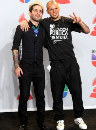 Calle 13, la banda está compuesta por tres hermanastros de origen puertorriqueño. Es suficiente decir que esta banda ha conquistado 19 Grammys latinos. Su música tiene tanta calidad como sus letras.