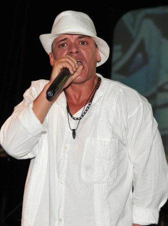 Vico C es otro de los referentes del género. Considerado como uno de los padres del rap en español, Vico también ha interpretado el reggaetón con éxito. Sus canciones suelen tener letras sociales.