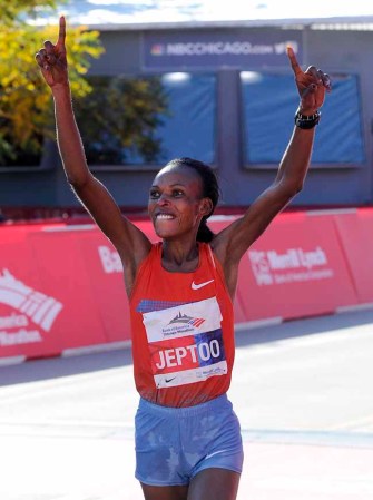 Kimetto dejó atrás en el kilómetro 39 a su compatriota Emmanuel Mutai, con quien se había quedado arriba en el último tercio de la carrera.