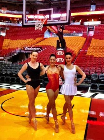 En una colaboración entre arte y deporte, el Miami Heat apoyó al Miami City Ballet con una sesión de fotos para colección que incluyó a los astros Dwyane Wade y Lebron James junto a las bailarinas Jeannete y Patricia Delgado.