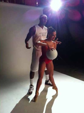 En una colaboración entre arte y deporte, el Miami Heat apoyó al Miami City Ballet con una sesión de fotos para colección que incluyó a los astros Dwyane Wade y Lebron James junto a las bailarinas Jeannete y Patricia Delgado.