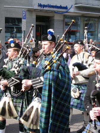 Típicos gaiteros desfilan por Dublin.