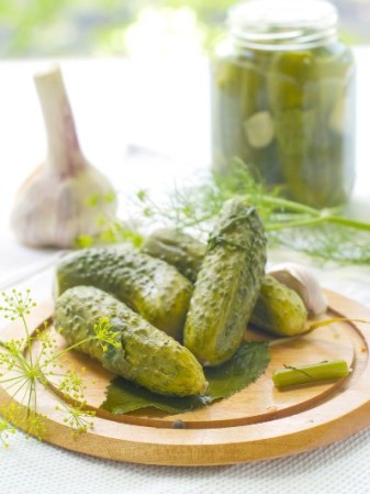 11. Pepinillos: Son un maravilloso bocadillo que satisface el antojo por algo salado, pero con un bajo nivel de sodio y tan pocas calorías que quemas más de ellas mientras los digieres.