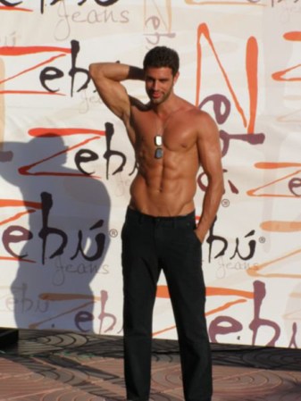 Para la mayoría de sus seguidoras, Christian, es simplemente irresistible.
