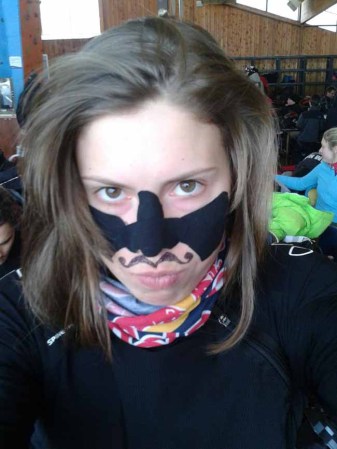 Eva Samkova, la deportista checa que compite con bigote.