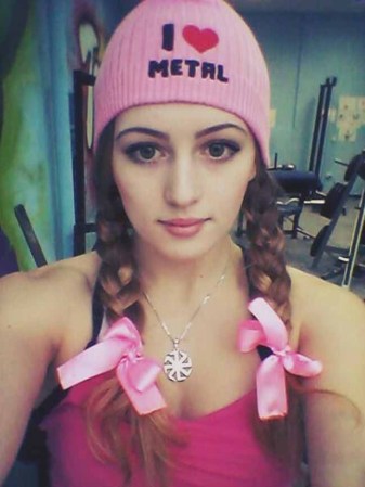 Pero a pesar de tener una pasión tan "masculina", Julia puede ser la más femenina cuando quiere.