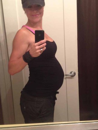 Lea-Ann Ellison, la embarazada que levanta pesas.