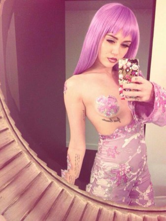 Miley Cyrus, por su parte, decidió vestirse como la rapera Lil Kim.