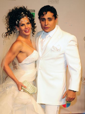 En 2010, la vedette reveló que andaba de amoríos con su compatriota Eduardo Antonio, con quien trabajó en Cuba, compartió créditos en la telenovela "Velo de novia" y fue invitado de honor en su boda con Bobby Larios.