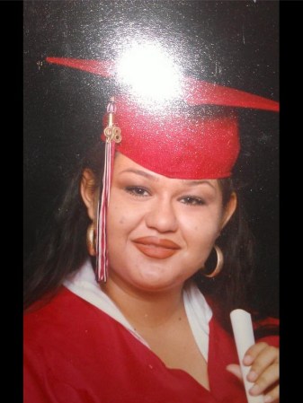 Esta era Mayra a los 17 años cuando se graduó del High School. Ya lucía sobrepeso.