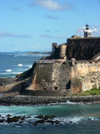 8. Morro del Cotillo: Una visita a la “Isla del Encanto” necesariamente pasa por este monumento nacional. El Castillo de San Felipe del Morro es una construcción que ha sido reconocida como Patrimonio de la Humanidad por la UNESCO y de gran importancia histórica.