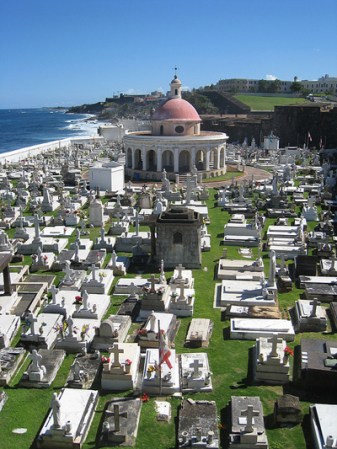 Cementerio a la orilla del mar.