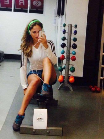 Vanessa tiene 28 años, un pelo rubio que hipnotiza y unos profundos ojos azules que te dejarán sin sentido.