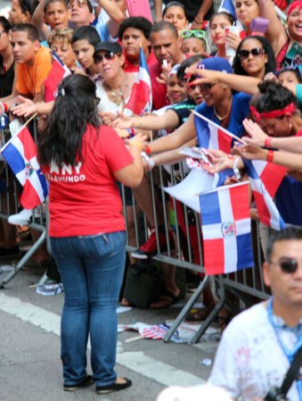 Llenos de alegría y a ritmo de tambor, güira y guitarra, los dominicanos hicieron tronar a la Gran Manzana en su desfile de Manhattan 2013.