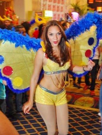 Llenas de alegría y a ritmo de tambores, varias chicas celebran durante el mes de la Independencia Dominicana.