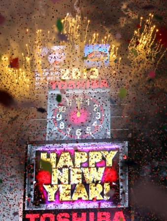 Más de un millón de personas recibió a lo grande el nuevo año en la mítica plaza neoyorquina de Times Square, donde ni el frío ni las estrictas medidas de seguridad fueron un obstáculo para la alegría y el jolgorio.