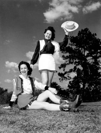Mujeres disfrazadas de vaquero fotografiadas en ocasión de un partido de béisbol en Ocala, en 1950.