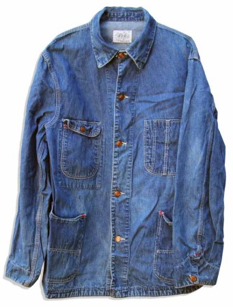 Camisa de mezclilla azul subastada.