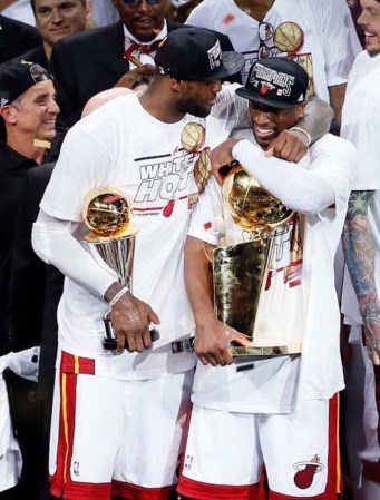 LeBron James y Wade que llora de la alegría.